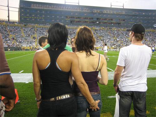 Джессику Биел потрогали за зад