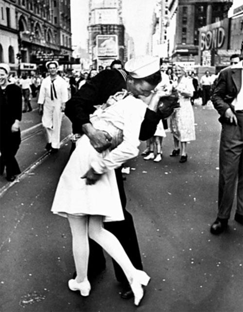 Знаменитый поцелуй повторился 60 лет спустя