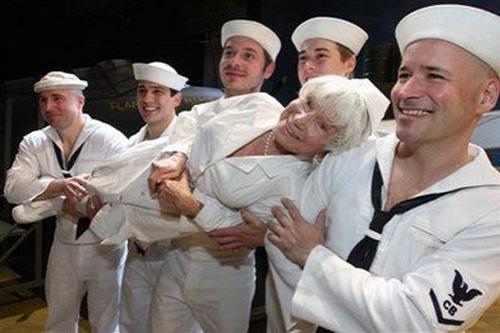 Знаменитый поцелуй повторился 60 лет спустя