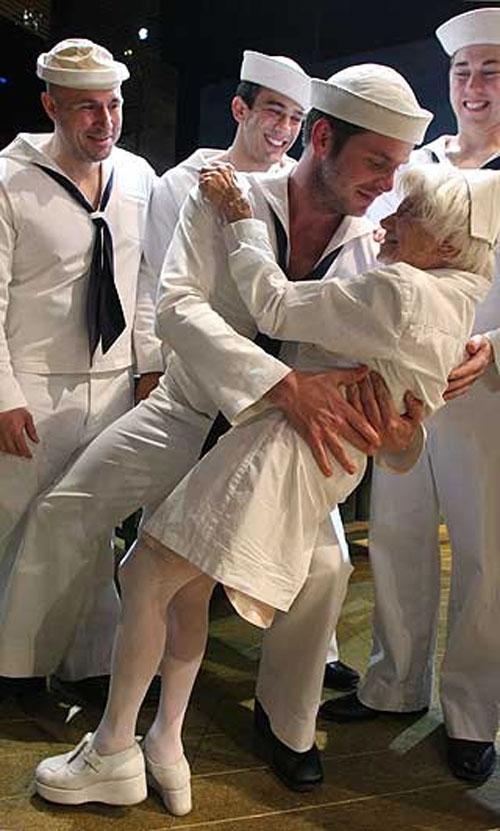 Знаменитый поцелуй повторился 60 лет спустя