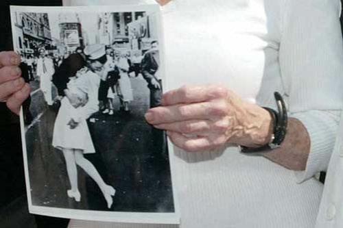 Знаменитый поцелуй повторился 60 лет спустя