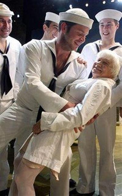 Знаменитый поцелуй повторился 60 лет спустя