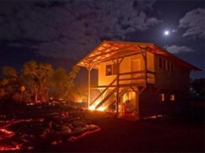 На глазах у американца лава сожгла его дом