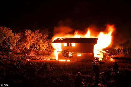 На глазах у американца лава сожгла его дом