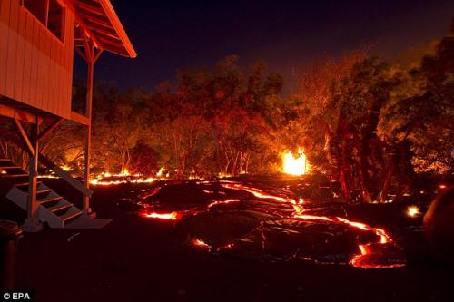 На глазах у американца лава сожгла его дом