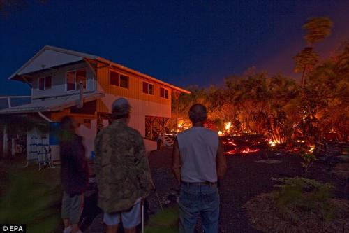На глазах у американца лава сожгла его дом