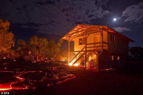 На глазах у американца лава сожгла его дом