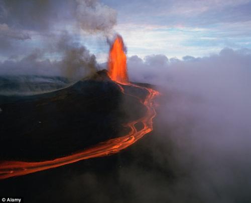 На глазах у американца лава сожгла его дом