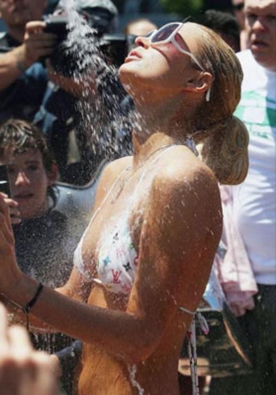 Тела знаменитостей: по пляжу как по подиуму