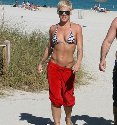 Тела знаменитостей: по пляжу как по подиуму
