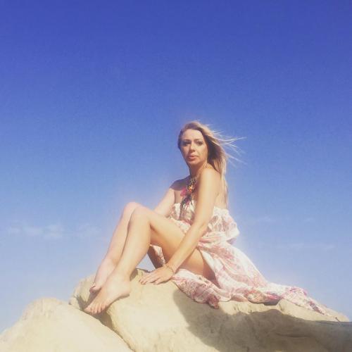 "Богини в бикини": пляжные фото известных красавиц за 40