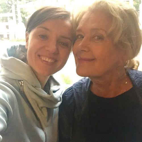 "Богини в бикини": пляжные фото известных красавиц за 40