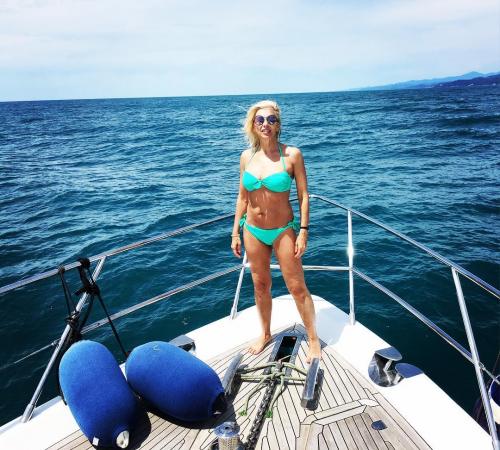 "Богини в бикини": пляжные фото известных красавиц за 40