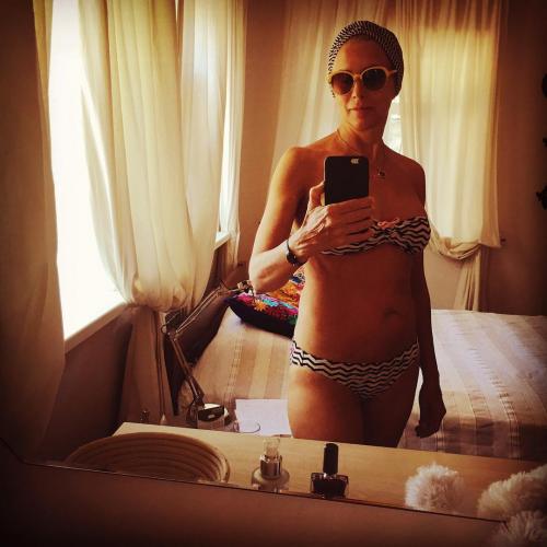 "Богини в бикини": пляжные фото известных красавиц за 40