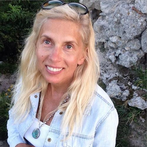 "Богини в бикини": пляжные фото известных красавиц за 40