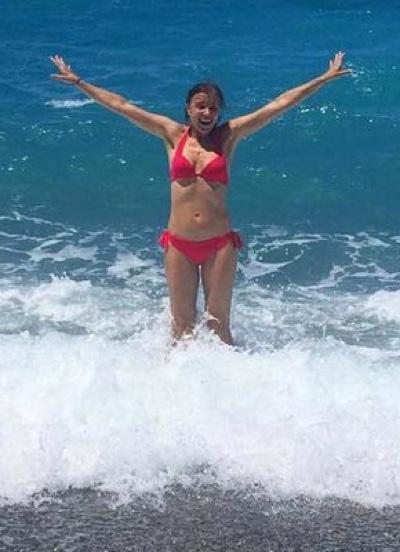 "Богини в бикини": пляжные фото известных красавиц за 40