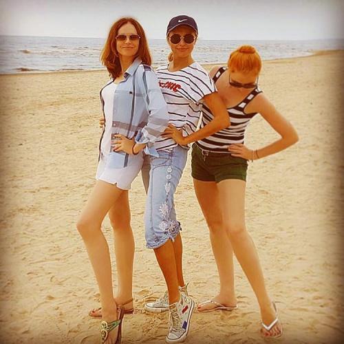 "Богини в бикини": пляжные фото известных красавиц за 40