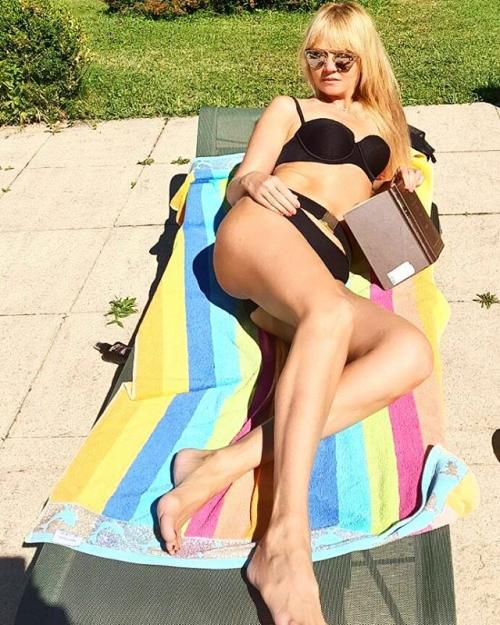 "Богини в бикини": пляжные фото известных красавиц за 40