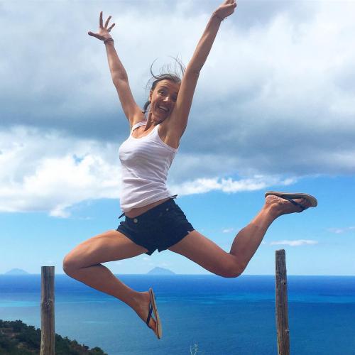 "Богини в бикини": пляжные фото известных красавиц за 40