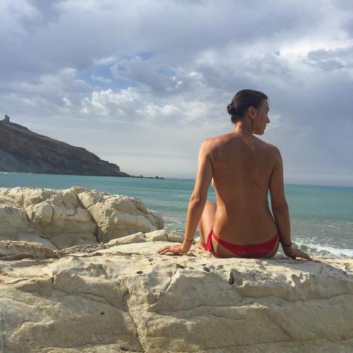 "Богини в бикини": пляжные фото известных красавиц за 40