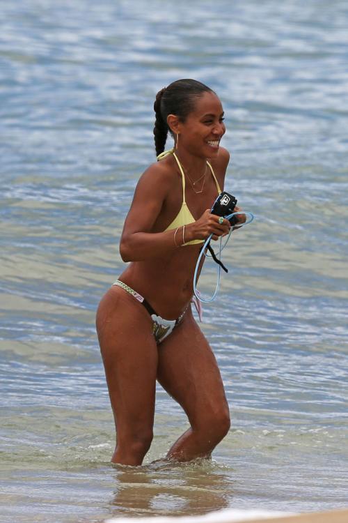 "Богини в бикини": пляжные фото известных красавиц за 40