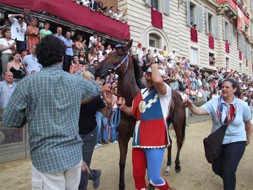 Самый зрелищный праздник в Италии длится всего 1,5 минуты