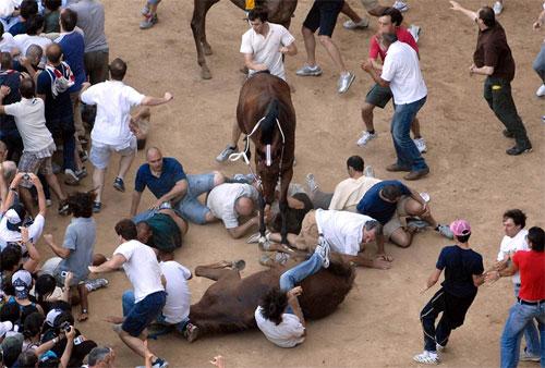 Самый зрелищный праздник в Италии длится всего 1,5 минуты