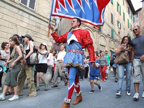 Самый зрелищный праздник в Италии длится всего 1,5 минуты