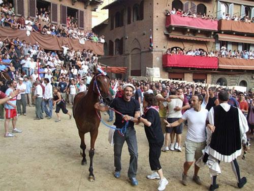 Самый зрелищный праздник в Италии длится всего 1,5 минуты