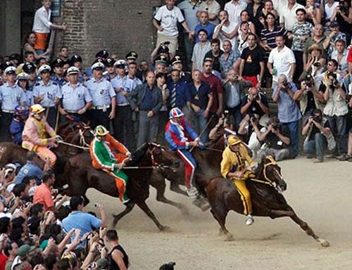 Самый зрелищный праздник в Италии длится всего 1,5 минуты