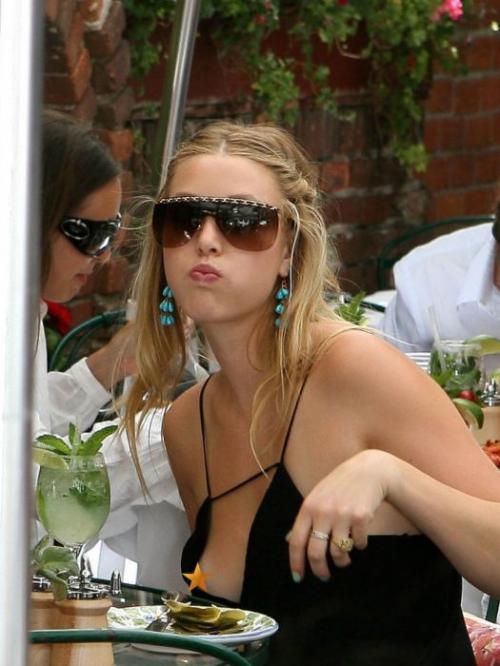 Самые глубокие звездные декольте