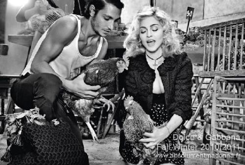 Мадонна драит полы для Dolce & Gabbana