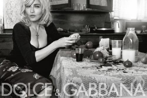 Мадонна драит полы для Dolce & Gabbana