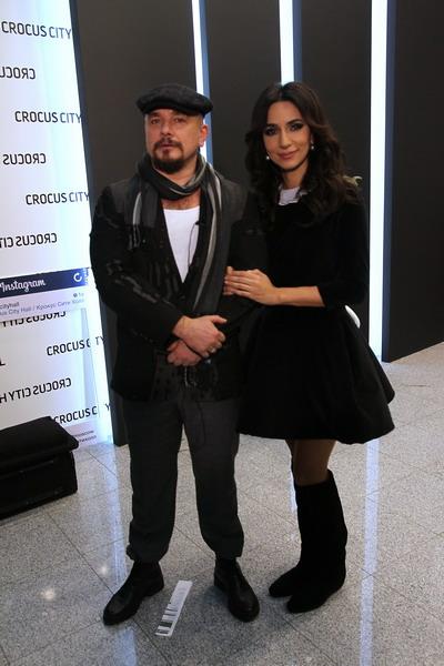 Звезды, опаздывая на «неГолубой огонек», гримировались в пробках