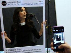 Звезды, опаздывая на «неГолубой огонек», гримировались в пробках