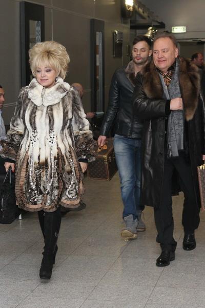 Звезды, опаздывая на «неГолубой огонек», гримировались в пробках