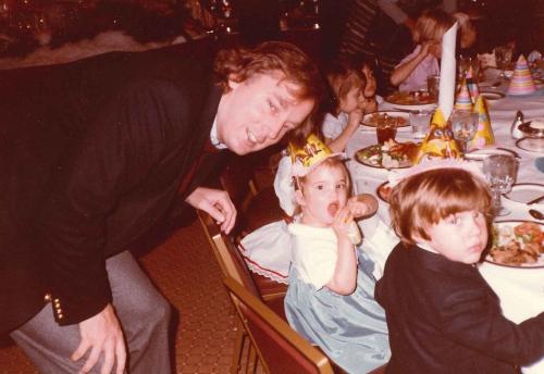 Дональд Трамп на детском празднике рядом с Иванкой и Дональдом-младшим
