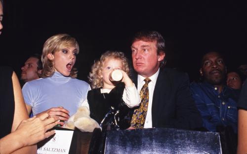 Причиной развода с Иваной послужила интрижка Трампа с актрисой Марлой Мэйплз, которая впоследствии стала второй женой бизнесмена (они прожили вместе 5 лет). На фото: Трамп со второй супругой Марлой в 1995 году