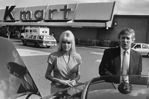 Дональд Трамп с супругой у супермаркета в 1991 году