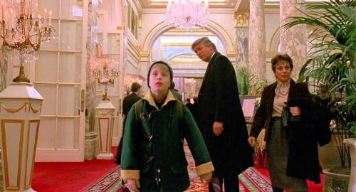Кстати, в кино Трамп впоследствии все же попал, правда, в качестве камео. Например,  в  1992 году бизнесмен сыграл эпизодическую роль (самого себя) в комедии «Один дома 2: Потерянный в Нью-Йорке». В коротком эпизоде Трамп подсказал заблудившемуся герою Маколея Калкина дорогу.