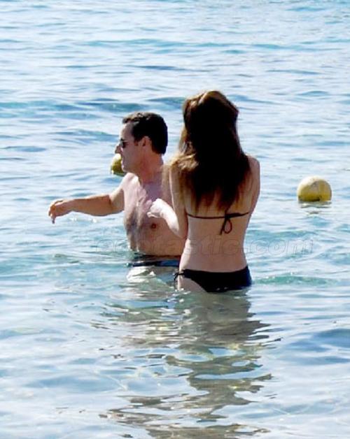Папарацци все-таки удалось заснять Саркози с Бруни на пляже