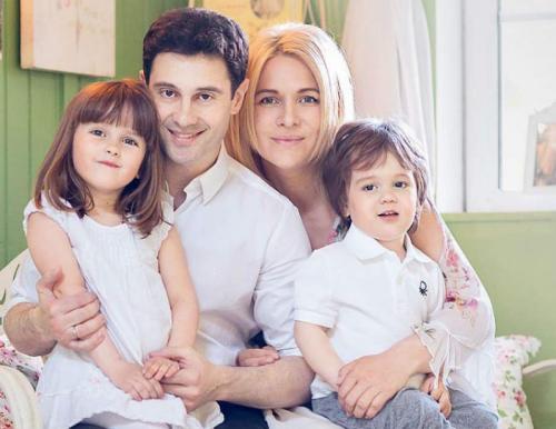 Российские знаменитости, ставшие родителями после 40 лет