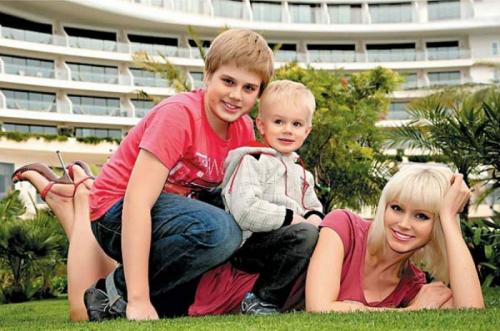 Российские знаменитости, ставшие родителями после 40 лет