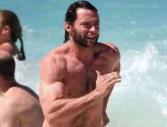 Хью Джекман порадовал дам своим торсом