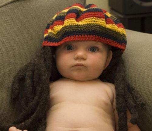 Парики для младенцев: вынужденная мода