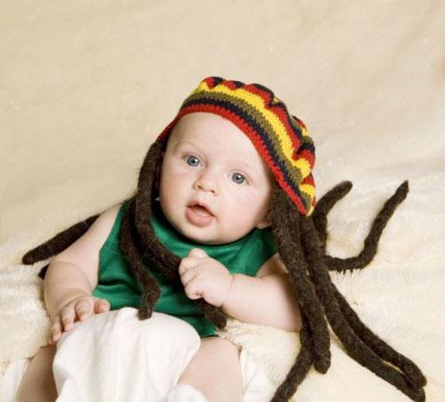 Парики для младенцев: вынужденная мода