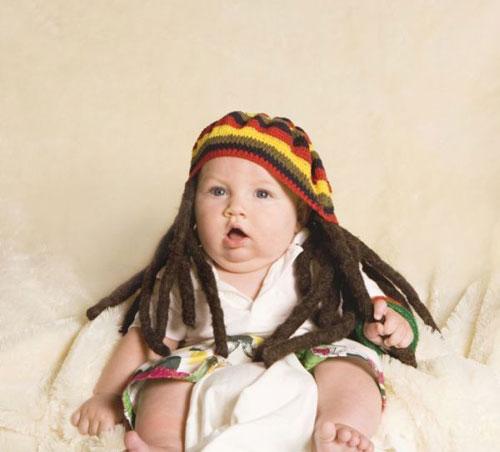 Парики для младенцев: вынужденная мода