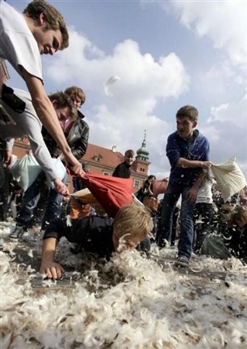 В 150 городах мира подрались  на подушках