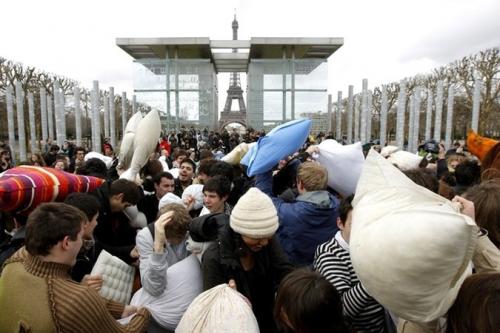 В 150 городах мира подрались  на подушках