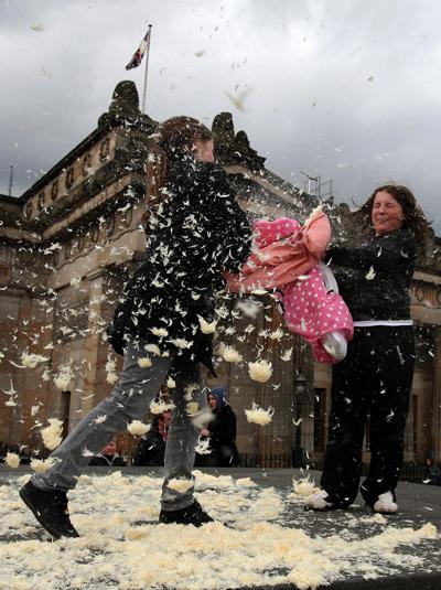 В 150 городах мира подрались  на подушках